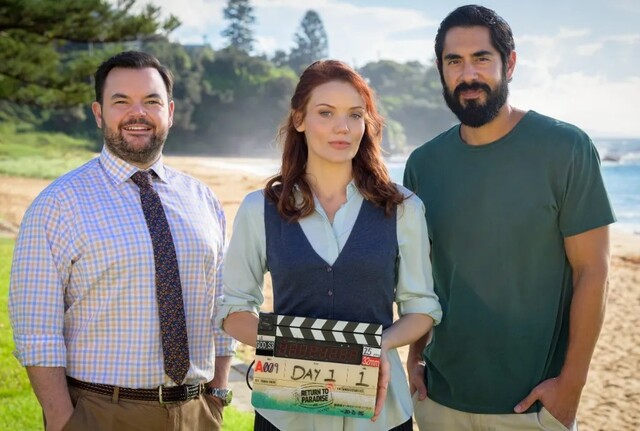 R&uuml;ckkehr zu den Dreharbeiten: (v.l.) Lloyd Griffith, Anna Samson und Tai Hara.