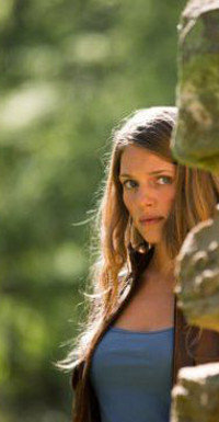 Charlie (Tracy Spiridakos) sucht im verwilderten Illinois nach ihrem Onkel Miles.