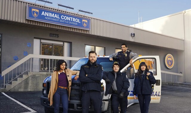 Die Helden von "Animal Control": (v. l.) Emily (Vella Lovell), Frank (Joel McHale), Shred (Michael Rowland), Amit (Ravi V. Patel) und Victoria (Grace Palmer).