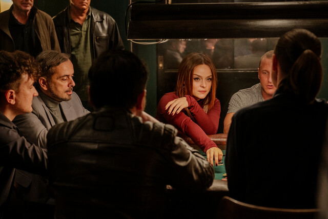 Die einzige Frau am Poker-Tisch: Ayla sieht im Glücksspiel ihre Chance, schnell an Geld zu kommen.