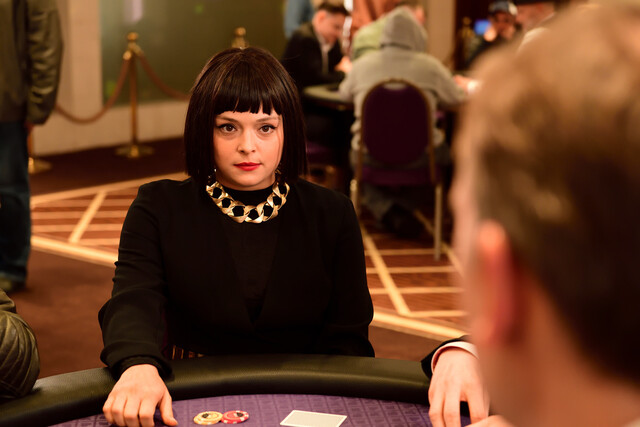 Verliert sich Ayla im Pokerspiel - oder bleibt sie ihrem Traum, die erste Astronautin mit Kopftuch zu werden, treu?