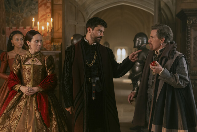 Mary (l.), Lord Seymour (m.) und Lord Dudley (r.) sorgen für Chaos im Königshaus.