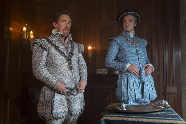Rob Brydon (l. als Lord Dudley) und Henry Ashton (r. als Stan Dudley) überzeugen als skurrile Charaktere.