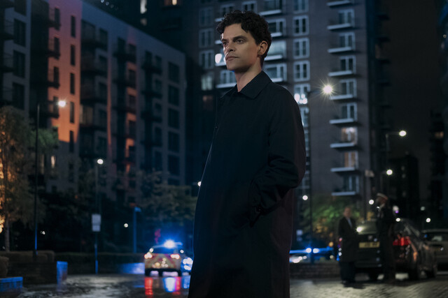 Als leitender Detective versucht Rhys herauszufinden, wie der Raub zustande kommen konnte.