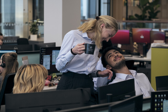 F&uuml;r Myrtle (vorne l.), Zara (M.) und Luke (r.) ist es zun&auml;chst ein ganz gew&ouml;hnlicher Arbeitstag.
