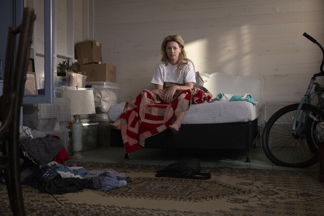 Nicky ist genau das Gegenteil von Schwester Chloe und führt entsprechend ein chaotisches Leben.