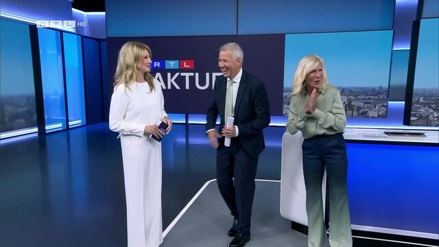 Peter Kloeppel und Ulrike von der Groeben werden von Frauke Ludowig im Studio überrascht.