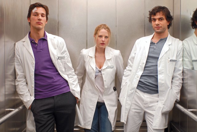 Dr. Marc Meier (Florian D. Fitz, l.), Dr. Gretchen Haase (Diana Amft) und Dr. Mehdi Kaan (Kai Schumann)