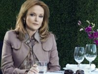Katherine Rhumor (Miranda Richardson) wird durch den Selbstmord ihres Mannes in die Verschwörung verwickelt.
