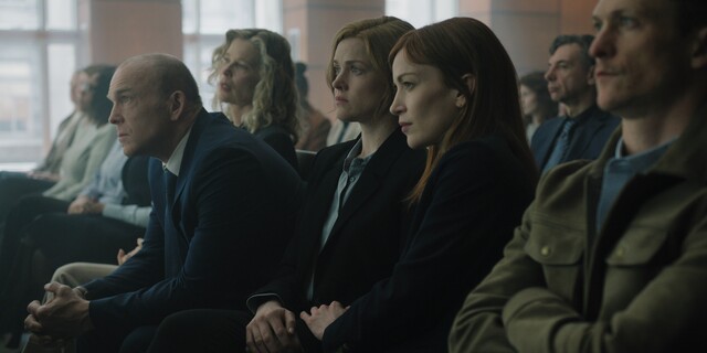 Rückblende in eine entscheidende Stunde: Davids Vater (Hugh Johnson, l.), Tante (Kate Vernon) und Ehefrau (Erin Richards, M.) sitzen fassungslos neben Rachel sowie Cop-Kumpel Adam (Jonathan Tucker, ganz r.) im Gerichtssaal.
