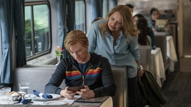Billy (Domhall Gleeson) und Ruby (Merritt Wever) sind zwei "nicht ganz Fremde" in einem Zug. Mal zwischen Unsicherheit...