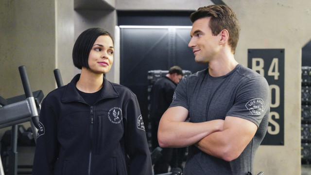 Lina Esco als Chris Alonso und Alex Russell als Jim Street