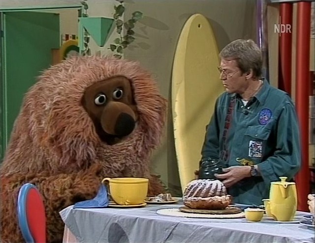 Gernot Endemann (r.) als Schorsch und Bär Samson in der "Sesamstraße"