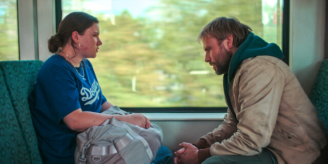 Tinka (Tara Africah Corrigan) verlangt Antworten von ihrem Vater Mike Atlas (Max Riemelt)