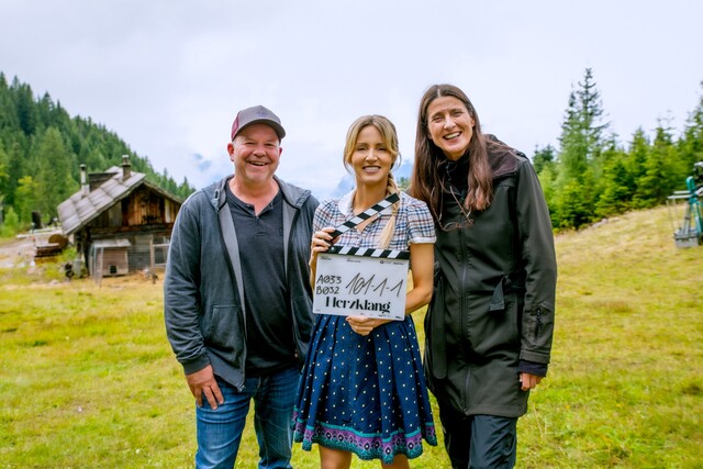 (v. l.) Kameramann Michael Clayton, Melissa Naschenweng und Regisseurin Patricia Frey