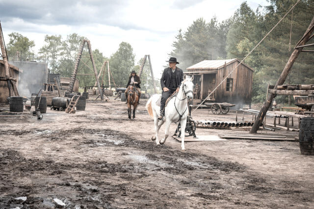Pferdeoper in der L&uuml;neburger Heide: B&ouml;sewicht Wilhelm (Tom Wlaschiha, vorne) mit Helfer