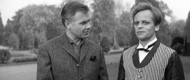 Joachim Fuchsberger (l.) und Klaus Kinski (r.) in "Der schwarze Abt"