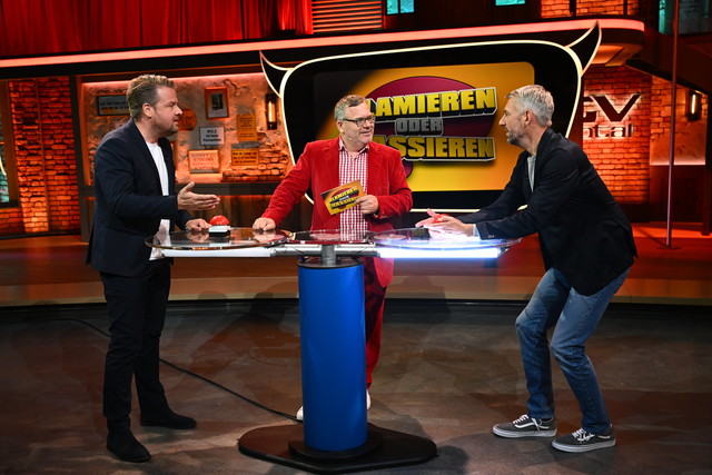 ProSieben/Sat1.-Senderchef Daniel Rosemann (l.) mit Elton (M.) und Sebastian Pufpaff (r.)