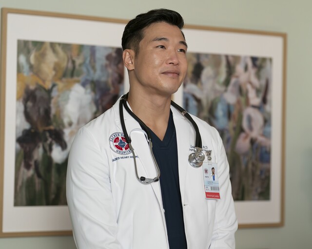 Eine Art Gegenspieler f&uuml;r J.D.: Dr. Park (Joel Kim Booster) hat sch&ouml;n geh&auml;ssige Spr&uuml;che drauf.