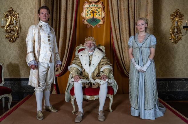 Prinz Lassmann (Stefan Gorski), König Albert (Dominick Raacke) und Helene (Caroline Hellwig)