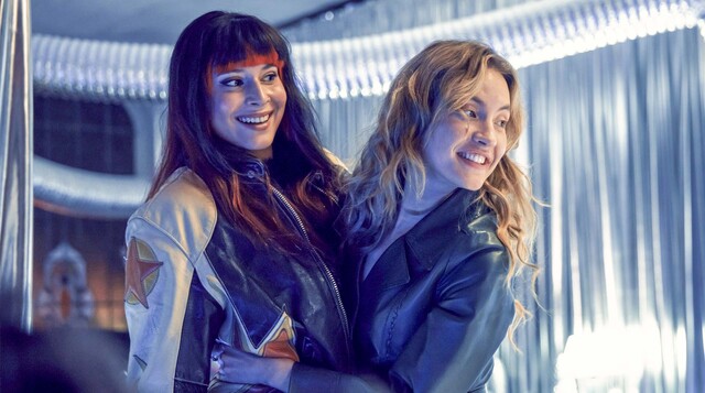 Bonnie (Manal Raga a Sabit, l.) und Nelly (Ella Morgen, r.) feiern gerne, aber passt ihre unterschiedliche Lebensweise auf Dauer zusammen?
