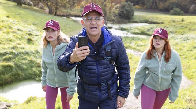 Dirk (Florian Fitz) verlangt ein ungew&ouml;hnliches Date mit Nelly (Ella Morgen, l.) und Charlotte (Amelie Henning, r.).