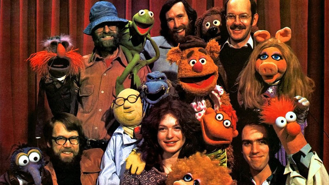 Die Puppenspieler und ihre Figuren, darunter Jim Henson (oben Mitte) und Frank Oz (oben rechts)