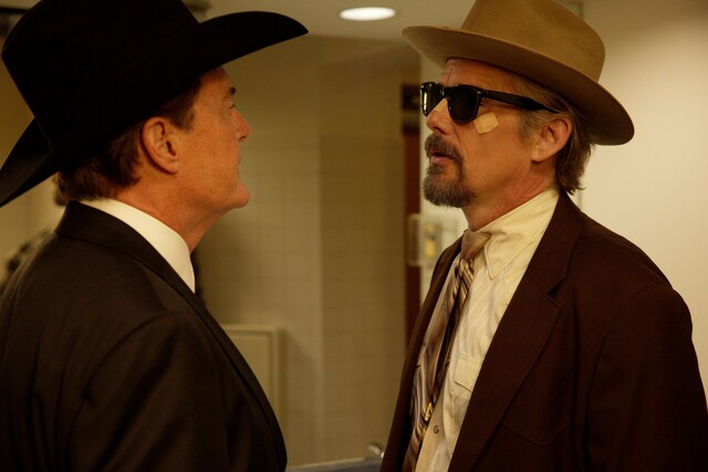 Der Schn&uuml;ffler und seine Nemesis: Lee Raybon (Ethan Hawke, r.) ger&auml;t mit Donald Washberg (Kyle MacLachlan) aneinander.