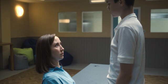 Dominanzgebaren in der Therapiesitzung: Jamie (Owen Cooper) zeigt Dr. Ariston (Erin Doherty), was er im Internet gelernt hat.