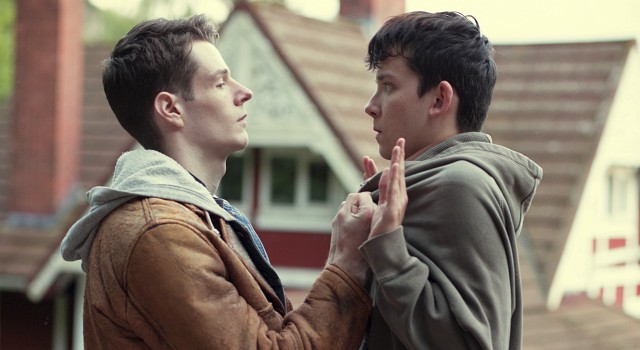 Bully Adam (Connor Swindells, l.) nimmt Otis (Asa Butterfield) auch nach dessen Holfe noch in die Mangel