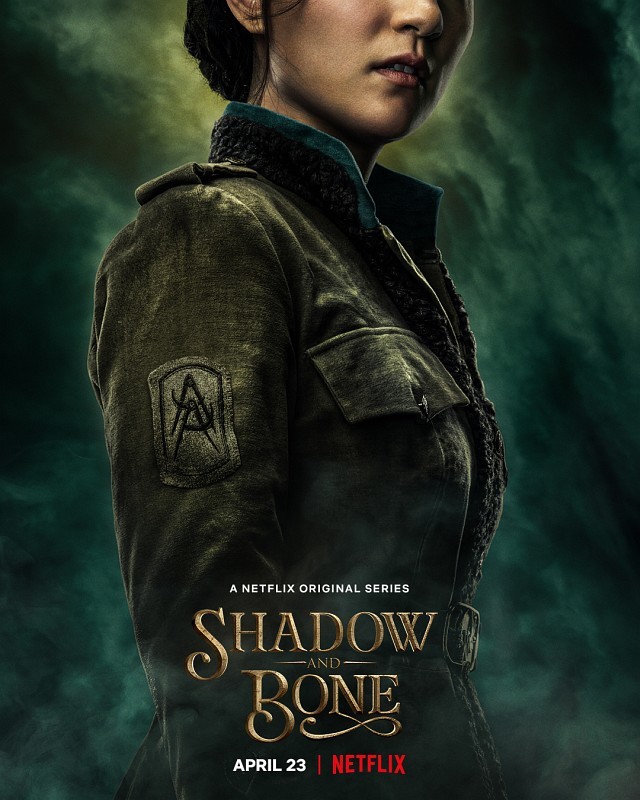 Alina Starkov (Jessie Mei Li), in der Armee als Kartographin eingesetzt