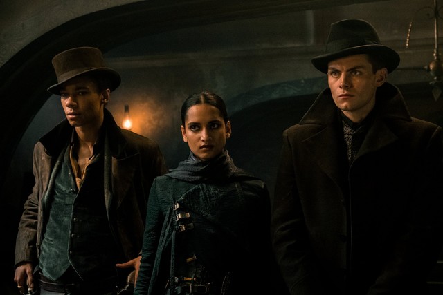 Drei Mitglieder der 'Six of Crows': Jasper Fahey (Kit Young), Inej Ghafa (Amita Suman) und Kaz Brekker (Freddy Carter)