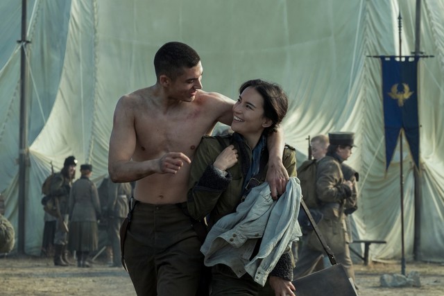 Wiedersehensfreude: Malyen Oretsev (Archie Renaux) und Alina Starkov (Jessie Mei Li)