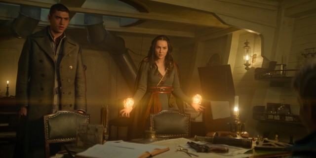 Archie Renaux als Malyen Oretsev und Jessie Mei Li als Alina Starkov