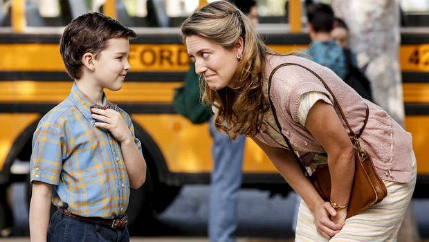 Mary Cooper (Zoe Perry) am ersten Schultag ihres Sohns Sheldon (Iain Armitage) zwischen Sorge und Hoffnung
