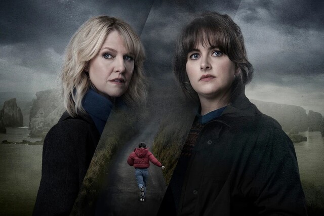 DI Ruth Calder (Ashley Jensen, l.) und 'Tosh' (Alison O'Donnell, r.) müssen Ellen (M.) finden, bevor es zu spät ist.