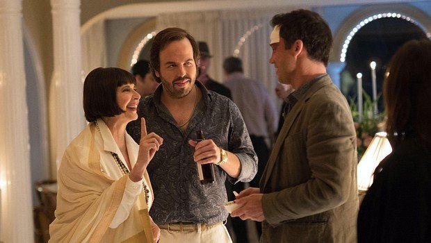 Charlie Haverford (Jeffrey Donovan, r.) mit seinem Boss Fonso Marks (Angus Sampson, M.) und dessen Mutter Rita (Isabella Rossellini)