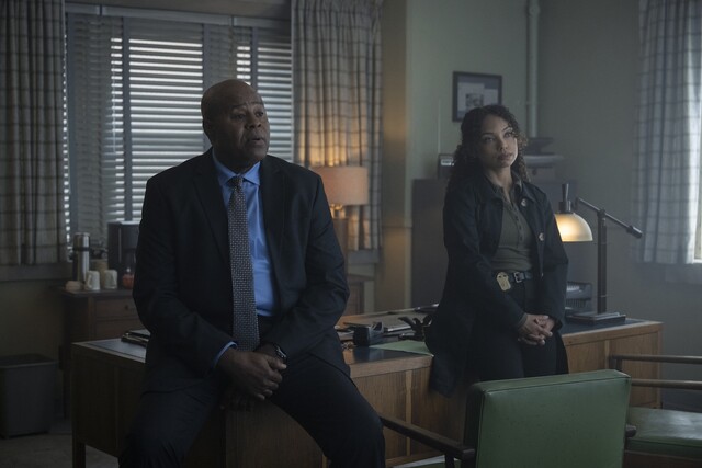 Sind dem Ausbrecher dicht auf den Fersen: Die FBI-Agenten Max Williams (Chi McBride) und Sarah Greer (Logan Browning) ermitteln im Halbdunkel.