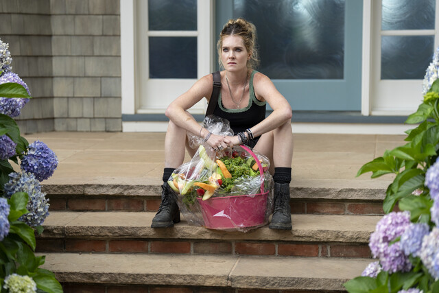 Freude sieht anders aus: Devon (Meghann Fahy) mit dem Blumenkorb ihrer Schwester