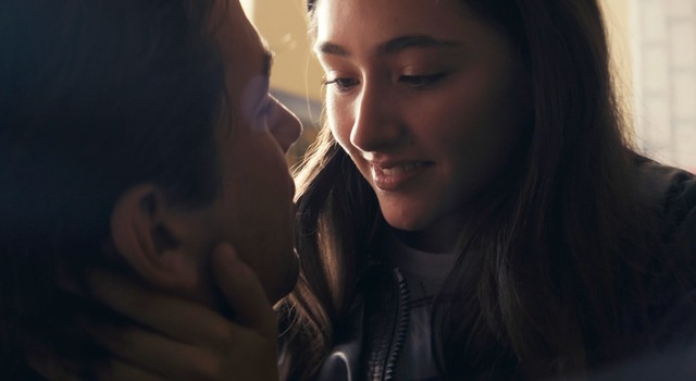 Verbotene Liebe: Evelin (Emily Kusche, r.) mit Vertrauenslehrer Milan (Marc Benjamin)