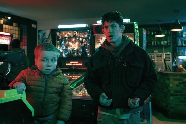 Neuzugang Lenny Rush (l.) mit Christopher Chung in der sechsten Staffel von "Slow Horses"