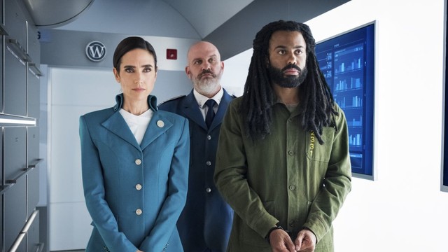 Melanie Cavill (Jennifer Connelly) leitet diplomatisch die Geschicke unter den Passagieren - auch zwischen dem Chef der eher an "Mall-Cops" erinnernden "Bordpolizei" (Mike O'Malley) und dem zunächst unkooperativen Ex-Cop Andre Layton (Daveed Diggs).