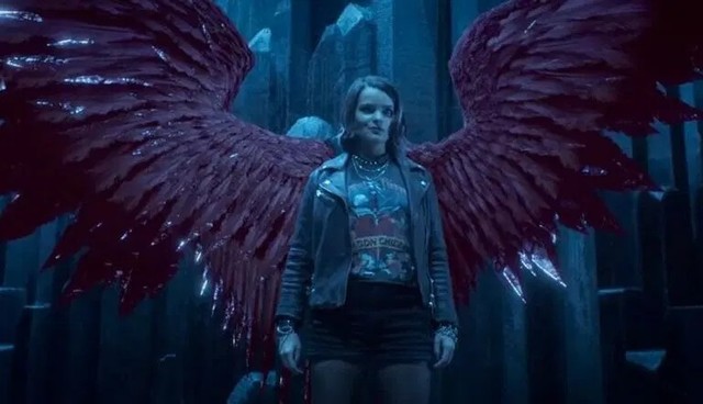 Rory (Brianna Hildebrand) ist anfangs ein undurchsichtiger Engel mit merkwürdigen Flügeln.