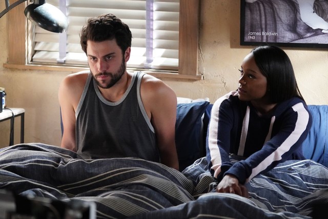 Connor (Jack Falahee) und Michaela (Aja Naomi King) diskutieren über ihre Schuld.