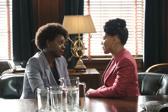 Tegan (Amirah Vann) gesteht Annalise (Viola Davis) ihre Gefühle.