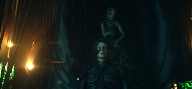 Die Königin (Alice Krige) sieht in Jack (Ed Speleers) die Zukunft des Kollektivs