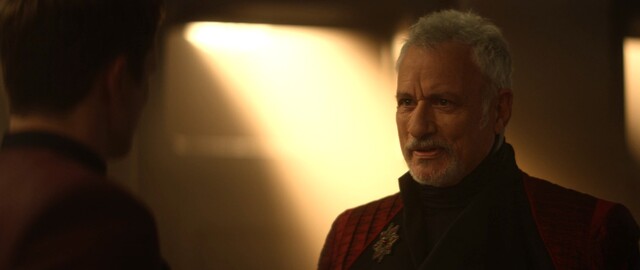 Q (John de Lancie) kündigt Jack den Beginn seiner eigenen Prüfung an.