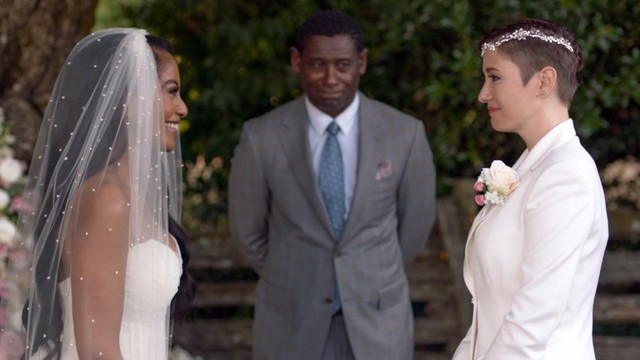 Alex (Chyler Leigh, l.) und Kelly (Azie Tesfai) vor dem Traualtar