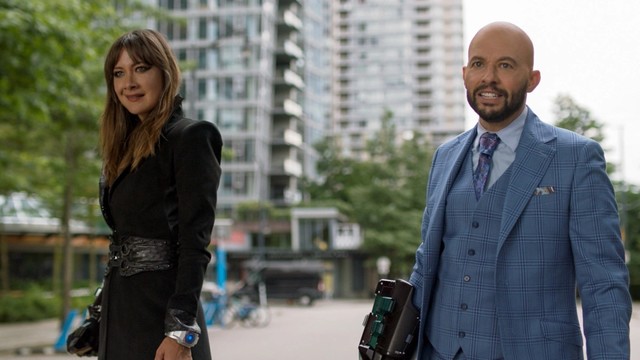 Nyxly (Peta Sergeant) und Lex Luthor (Jon Cryer) setzen zum letzten Schlag an.