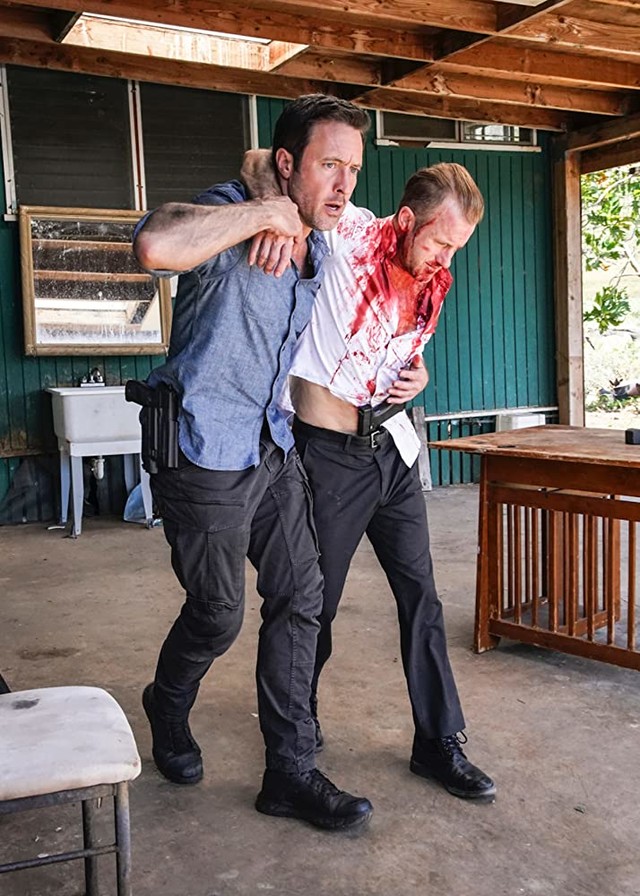 Steve (Alex O'Loughlin) kann Danno (Scott Caan) in letzter Sekunde retten